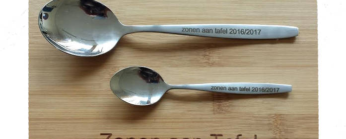 2017 zonen aan tafel plankje met lepels.jpg